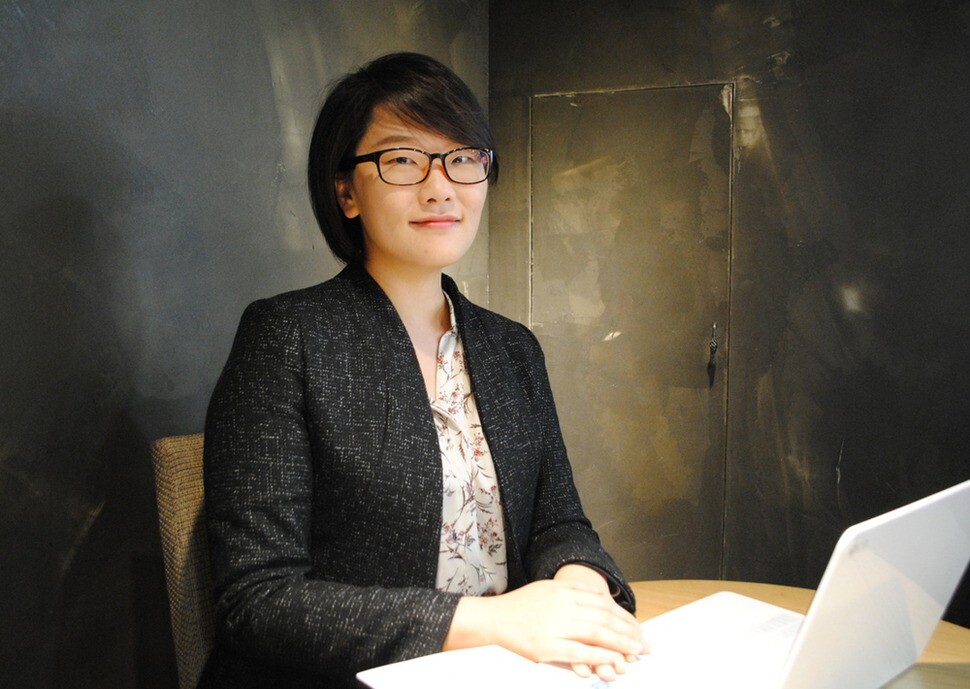 최근 〈인권 수업〉을 펴낸 서울 발산초 이은진 교사가 서울의 한 카페에서 인터뷰하고 있다. 사진 김지윤 기자