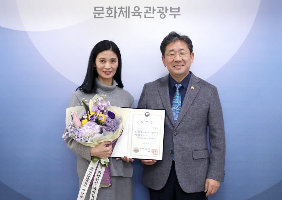 박양우 문화체육관광부 장관(오른쪽)이 3일 세종시 정부세종청사에서 강수진 국립발레단 예술감독에게 임명장을 수여한 뒤 기념촬영을 하고 있다. [문화체육관광부 제공] 연합뉴스