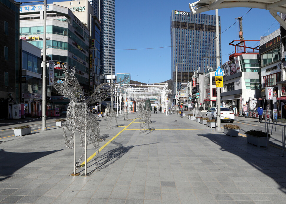 추운날씨와 신종 코로나바이러스 감염증(코로나19)여파로 16일 부산 해운대해수욕장을 연결하는 진입도로인 구남로 광장이 한산한 모습을 보이고 있다. 부산은 오는 28일까지 코로나19 사회적 거리두기 2.5단계를 적용하고 방역 강화조치를 시행한다. 연합뉴스