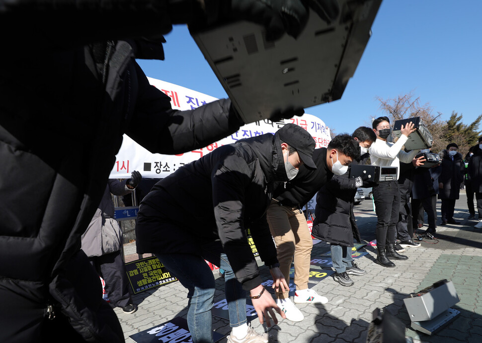 한국코인노래연습장협회, 소상공인연합회, 전국상인연합회 회원들이 6일 오후 서울 여의도 국회의사당 앞에서 “코인노래연습장 업주를 죽음으로 몰아가는 강제 집합금지를 즉각 중단하고, 감당할 수 없는 빚더미에 상응하는 실질적인 손실보상을 해달라”고 촉구하며 노래방 반주기를 부수는 행위극을 하고 있다. 이종근 선임기자