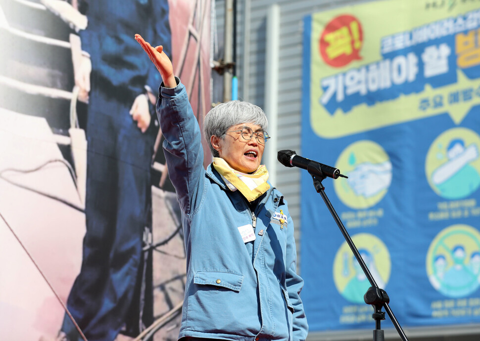 김진숙 민주노총 부산본부 지도위원이 명예 복직 및 퇴임식에서 “끝까지 웃으면서 투쟁!”이라며 발언을 마치고 있다. 부산/김혜윤 기자