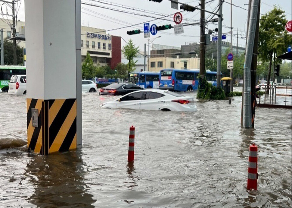 인천 내륙지역에 호우경보가 발효된 8일 오후 인천시 부평구 부평경찰서 인근 도로가 빗물에 잠겨 있다. 제보자 제공 연합뉴스