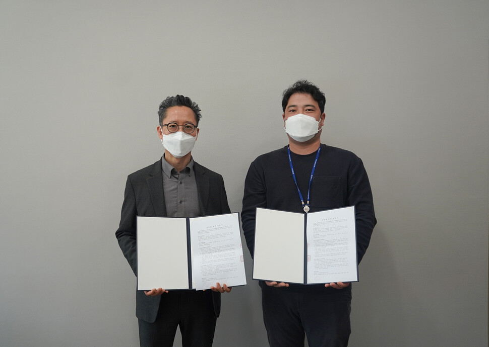 계약 체결 후 기념사진을 촬영하고 있다
