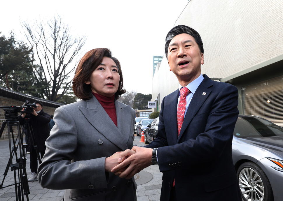 국민의힘 김기현 당 대표 후보와 나경원 전 의원이 7일 오후 서울 중구 달개비 앞에서 전당대회 관련 입장을 발표한 뒤 악수를 하고 있다. 연합뉴스