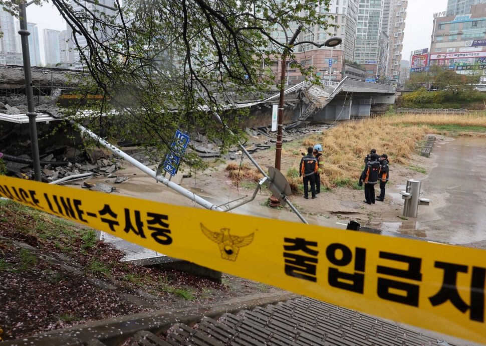 5일 오전 9시45분께 경기도 성남시 분당구 정자동에서 하천을 가로지르는 교각 난간이 무너지는 사고가 났다. 이 사고로 교각 가드레일과 이정표 등이 산책로로 쏟아졌다. 성남/연합뉴스