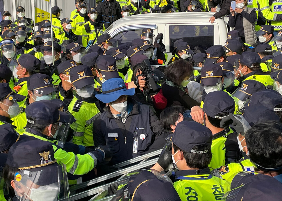 28일 오전 사드(THAAD·고고도미사일방어체계)기지 입구인 경북 성주군 초전면 소성리 마을회관 앞 도로에서 경찰이 연좌시위 중인 사드 반대단체 회원 및 주민 50여명을 강제 해산하고 있다. 연합뉴스