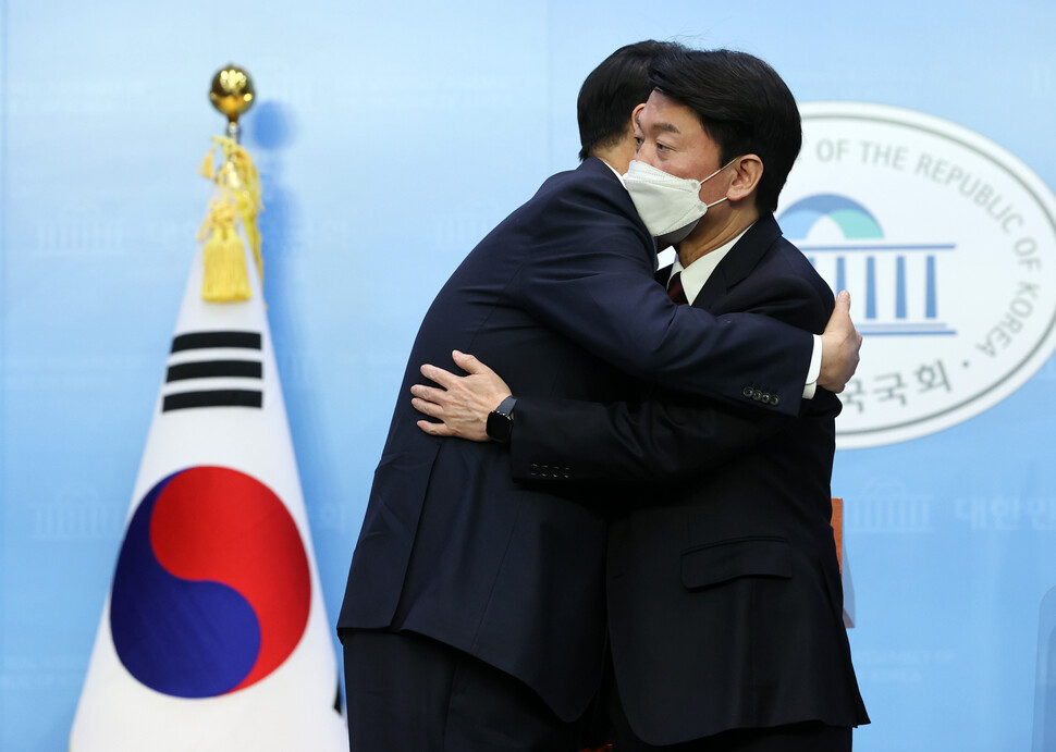 윤석열 국민의힘 대선 후보와 안철수 국민의당 대선 후보가 3일 오전 서울 여의도 국회 소통관에서 단일화 기자회견을 마치고 포옹하고 있다. 공동취재사진