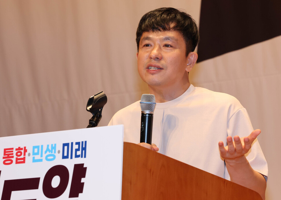 이지성 작가가 25일 충남 천안시 재능교육연수원에서 열린 국민의힘 ‘2022 국회의원 연찬회’에서 ‘대체되지 않는 정당을 만드는 법’이란 주제로 특강을 하고 있다. 연합뉴스