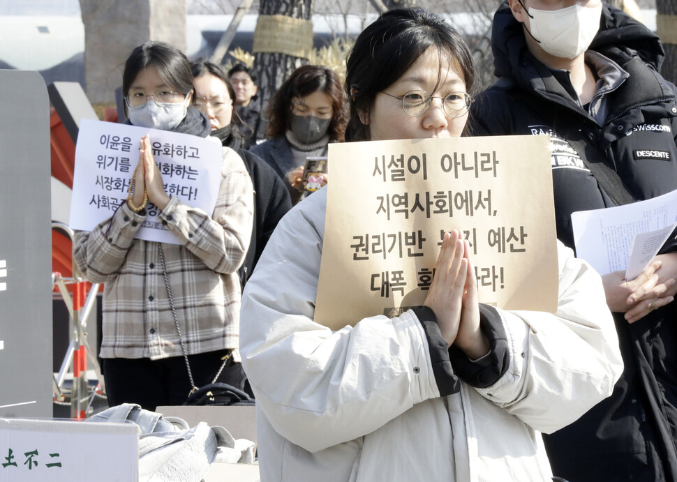 추모제 참가자들이 송파 세 모녀의 명복을 빌고 있다. 김명진 기자