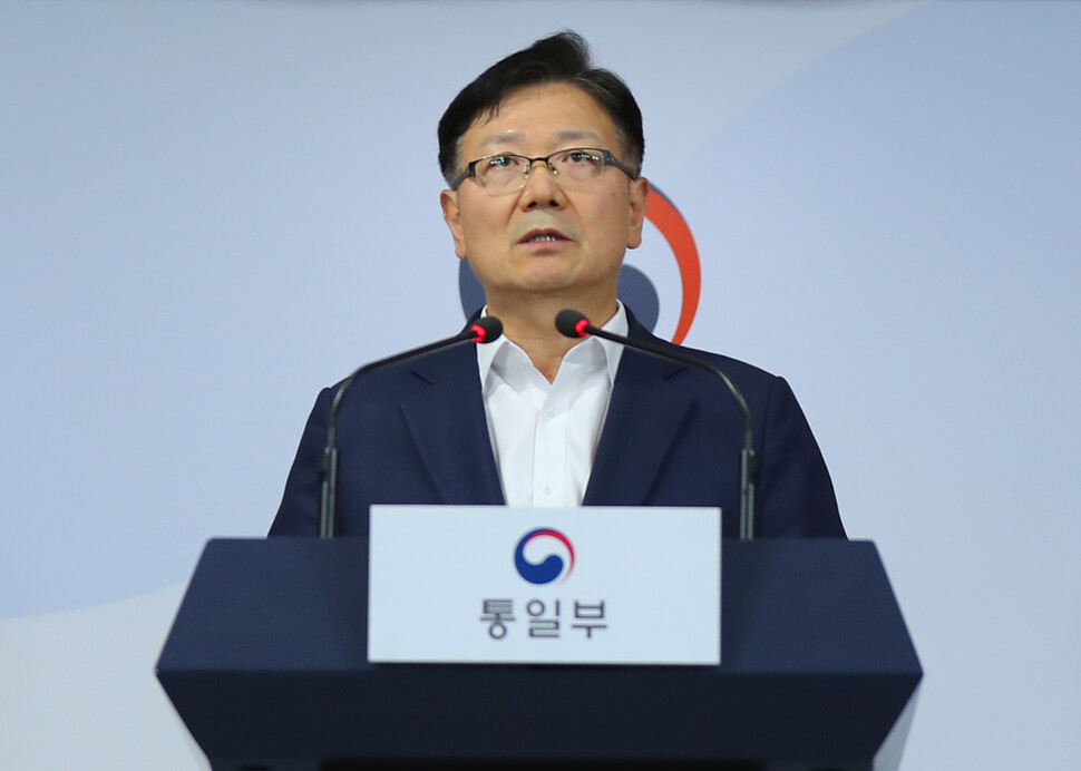 <b>통일부 "북, 연락사무소 폭파 응분의 책임져야" </b><br>남북공동연락사무소장인 서호 통일부 차관이 16일 오후 정부서울청사 합동브리핑실에서 북한의 남북공동연락사무소 폭파와 관련해 입장을 밝히고 있다. 연합뉴스 <b>통일부 "북, 연락사무소 폭파 응분의 책임져야" </b><br>남북공동연락사무소장인 서호 통일부 차관이 16일 오후 정부서울청사 합동브리핑실에서 북한의 남북공동연락사무소 폭파와 관련해 입장을 밝히고 있다. 연합뉴스
