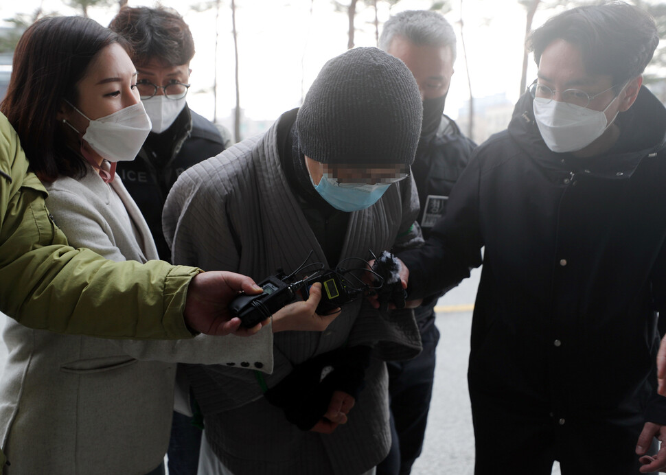 내장사 대웅전에 불을 지른 50대 승려가 7일 오후 전주지법 정읍지원에서 열린 구속 전 피의자 심문에 출석하고 있다. 연합뉴스.