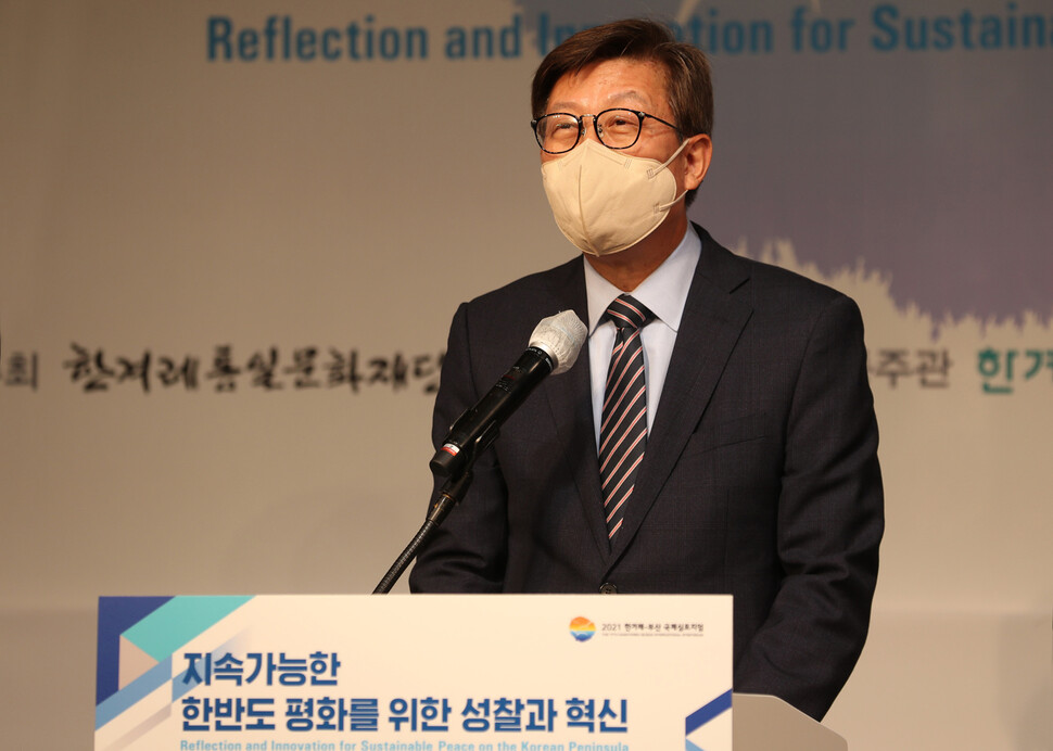 박형준 부산시장이 17일 부산 해운대구 웨스턴조선부산 호텔에서 열린 2021 한겨레-부산 국제심포지엄 개회식에서 환영사를 하고 있다. 강창광 선임기자