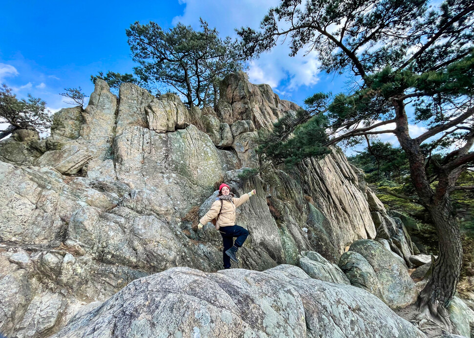 경주 남산의 웅장한 바위. 김강은 제공