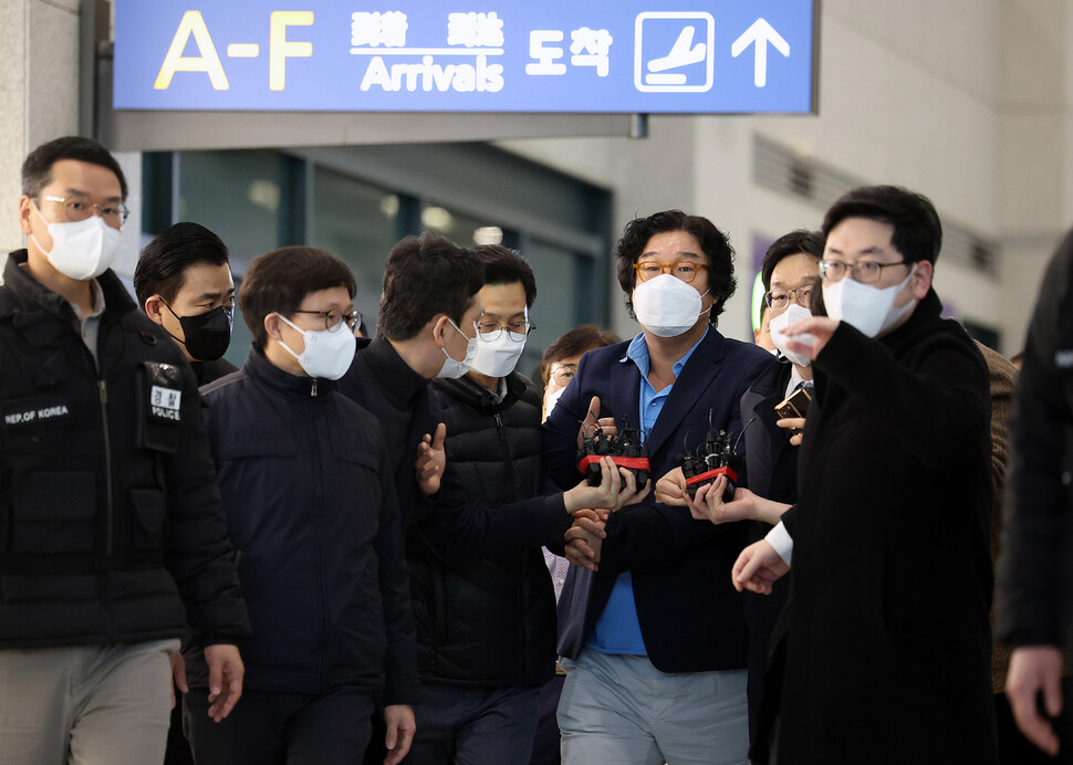 해외 도피 중 타이에서 붙잡힌 김성태 쌍방울 그룹 전 회장이 17일 인천공항을 통해 귀국하고 있다. 공동취재사진