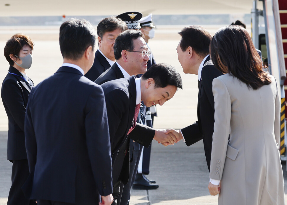 1박2일 일정으로 일본을 방문하는 윤석열 대통령이 16일 오전 성남 서울공항에서 공군1호기 탑승에 앞서 국민의힘 김기현 대표, 주호영 원내대표와 차례로 인사하고 있다. 연합뉴스