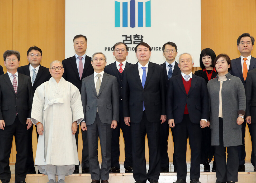 윤석열 검찰총장이 5일 서울 서초구 대검찰청에서 열린 검찰인권위원회 위촉식에서 강일원 위원장을 비롯한 위원들과 기념사진을 촬영하고 있다. 2020.2.5. 연합뉴스