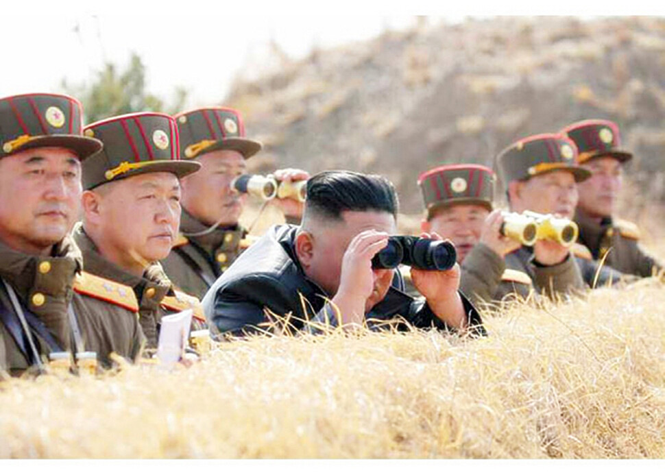 김정은 북한 국무위원장이 20일 서부전선대연합부대의 포사격대항경기를 지도했다고 조선중앙통신이 21일 보도했다. 21일 노동신문이 공개한 사진. 연합뉴스