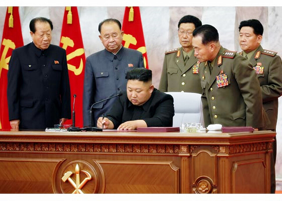 김정은 조선노동당 위원장 겸 노동당 중앙군사위원장이 노동당 중앙군사위 7기4차 확대회의에서 명령서에 서명하고 있다. 조선중앙통신 연합뉴스