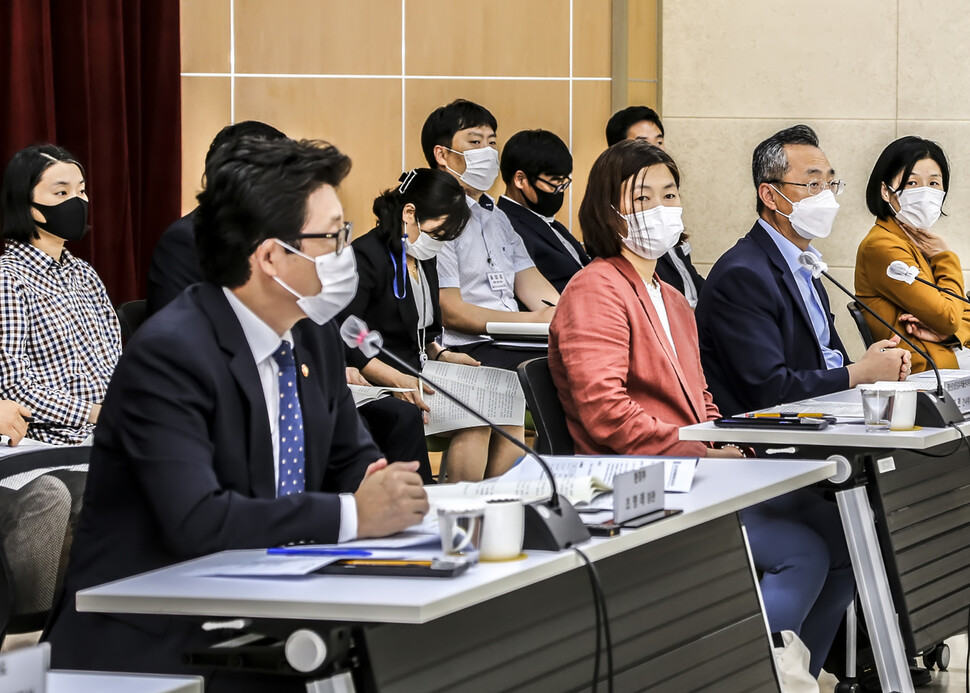 28일 오후 광주 서구 나라키움 광주통합청사에서 열린 ‘영산강‧섬진강유역물관리위원회 3차 회의’에서 조명래 환경부장관이 모두발언을 하고 있다. 환경부 제공