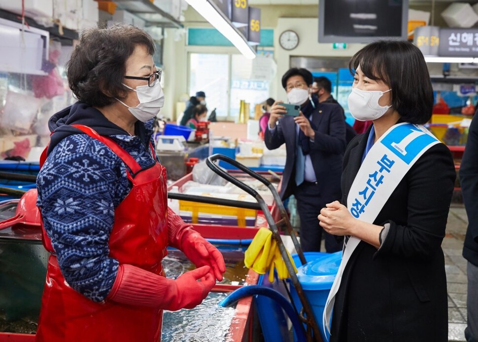 박인영 민주당 부산시장 보궐선거 예비후보가 설 연휴에 자갈치시장을 찾아 상인들을 만나고 있다. 박인영 후보 캠프 제공