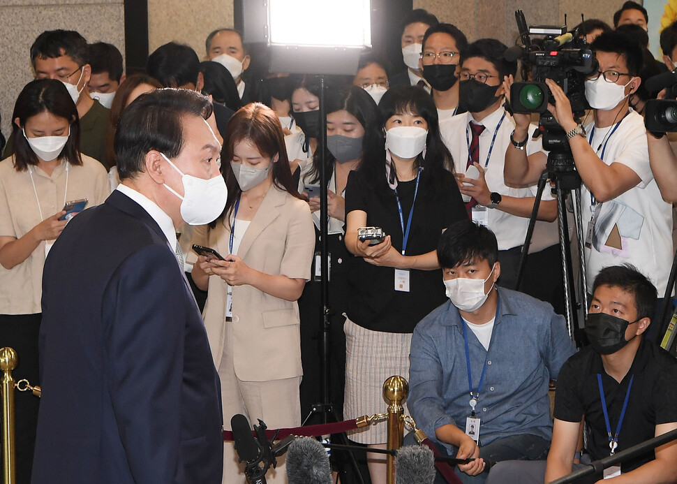 윤석열 대통령이 23일 서울 용산 대통령실 청사로 출근하며 기자들의 질문에 답하고 있다. 대통령실사진기자단