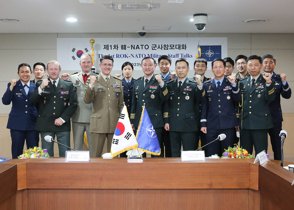 김수광 합참 전략기획부장(앞줄 가운데)과 프란체스코 디엘라나토 나토 협력안보부장(앞줄 왼쪽에서 두 번째) 등이 제1차 한·나토 군사참모대화 기념사진을 찍고 있다. 합동참모본부 제공