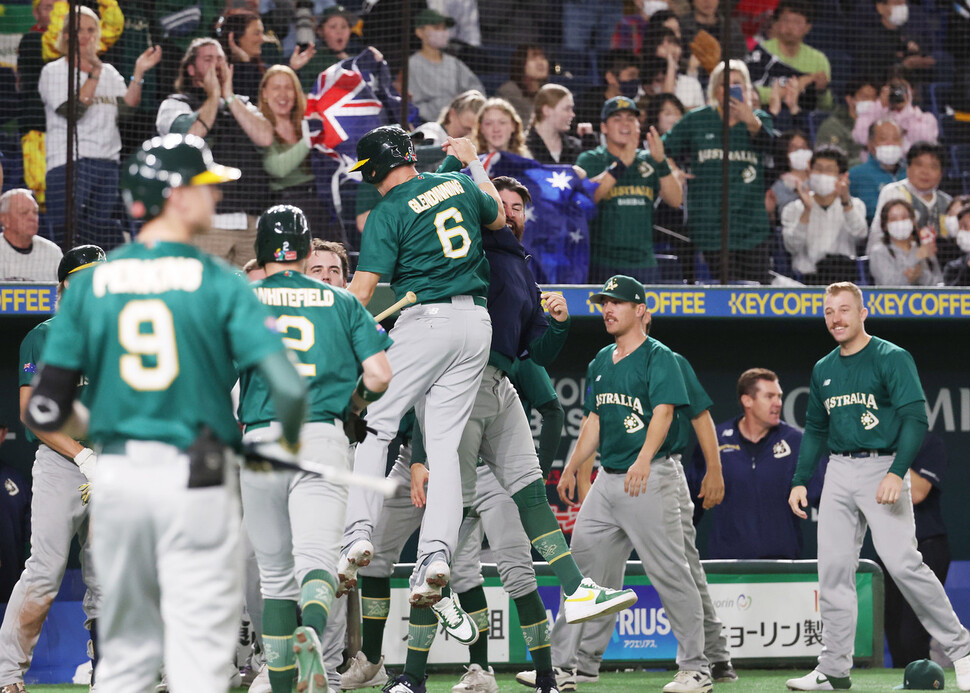 호주 대표팀 선수들이 13일 일본 도쿄돔에서 열린 2023 세계야구클래식(WBC) 본선 1라운드 B조 조별리그 체코와 경기 7회초 2사 1, 2루 상황에서 로건 웨이드 적시타가 나오자 환호하고 있다. 도쿄/연합뉴스