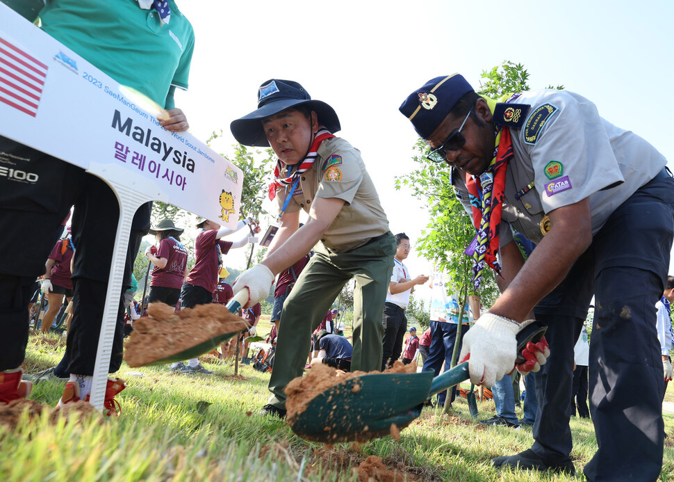 지난 6일 전북 부안군 새만금 환경생태단지에서 열린 새만금 잼버리 기념숲 식재 행사에서 김관영 전북도지사와 스카우트 대원들이 나무를 심고 있다. 연합뉴스