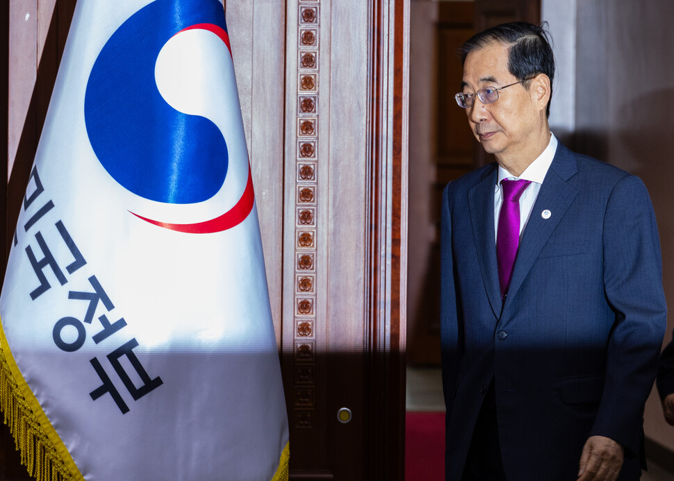 한덕수 국무총리가 21일 오후 서울 종로구 정부서울청사에서 열린 국정 현안 관계 장관회의에 입장하고 있다. 연합뉴스