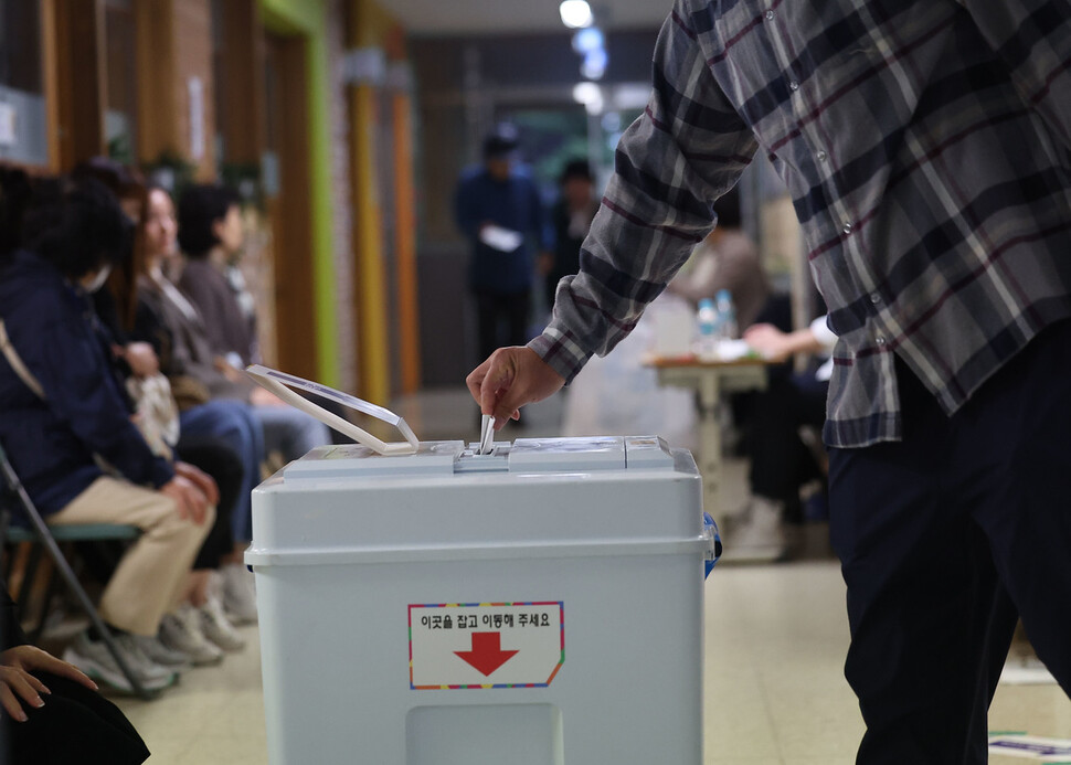 강서구청장 보궐선거날인 11일 오전 서울 강서구 양천초등학교에 마련된 가양1동 제1투표소에서 유권자들이 투표를 하고 있다. 연합뉴스