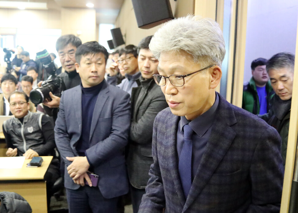 송병기 울산시 경제부시장이 5일 자신의 청와대 첩보 제공 논란과 관련한 입장을 표명하기 위해 울산시청 프레스센터에 들어서고 있다. 2019.12.5. 연합뉴스 송병기 울산시 경제부시장이 5일 자신의 청와대 첩보 제공 논란과 관련한 입장을 표명하기 위해 울산시청 프레스센터에 들어서고 있다. 2019.12.5. 연합뉴스