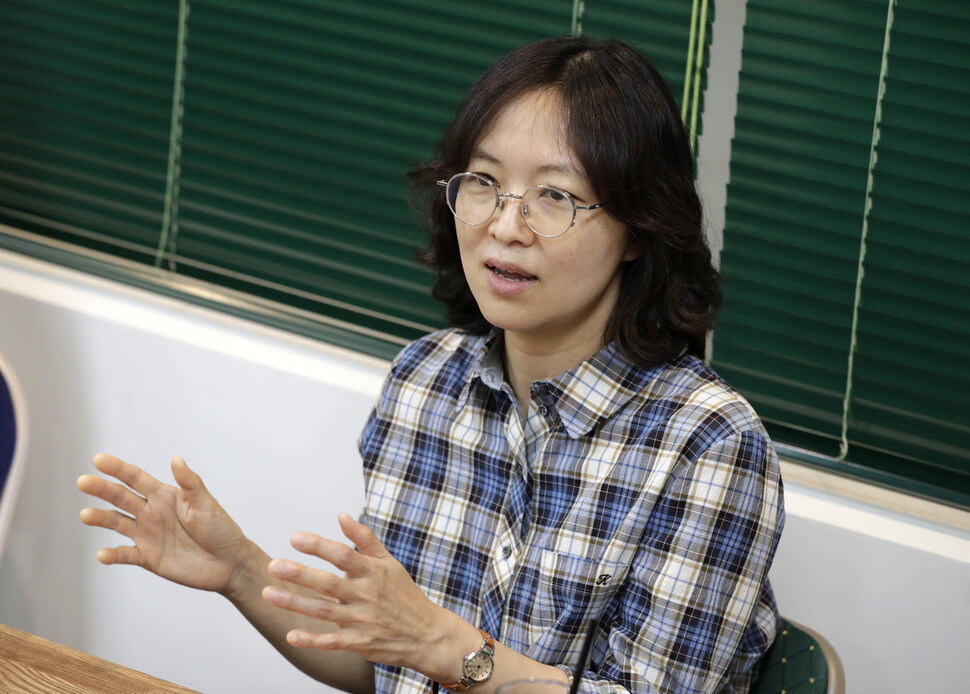 지난해 7월 &lt;선량한 차별주의자&gt;를 펴낸 김지혜 원주대 다문화학과 교수. 이 책은 최근 판매 10만부를 돌파했다. 김 교수는 “누구도 남겨두지 않는 차별금지법이 되어야 한다”고 힘주어 말했다. 김혜윤 기자 unique@hani.co.kr