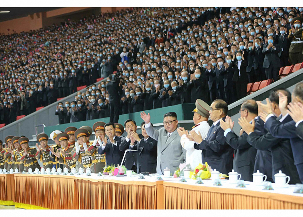 김정은, ‘위대한 향도’ 관람…열병식 군부대와 기념촬영도