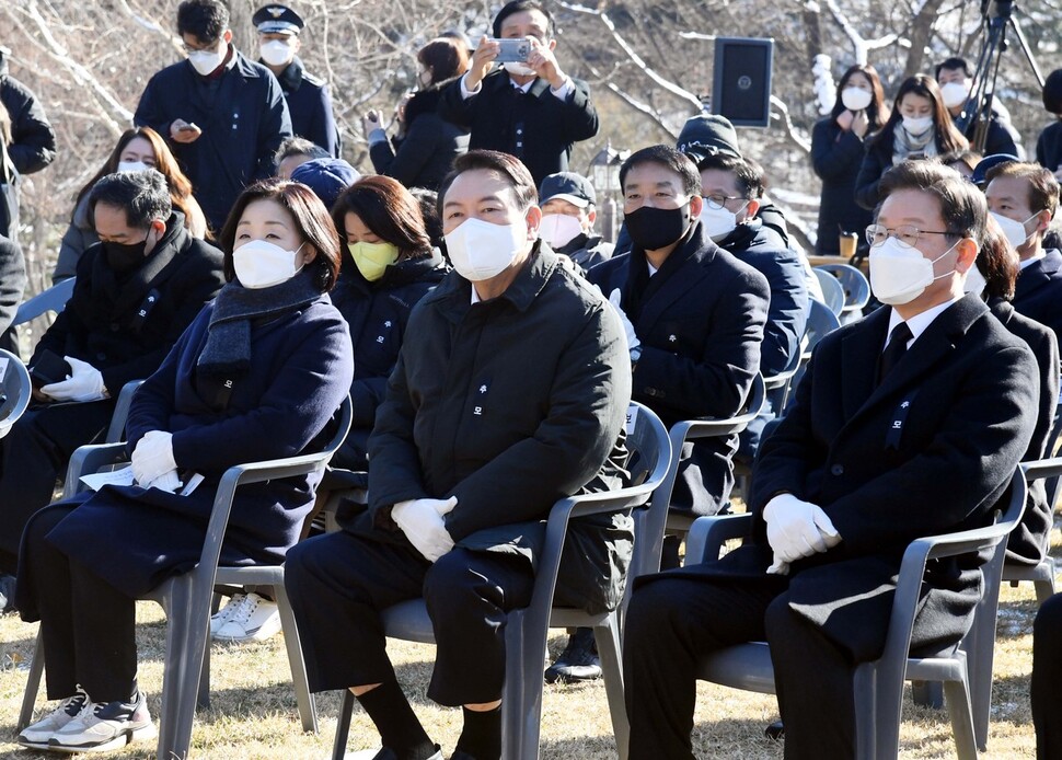 19일 서울 용산구 효창공원에서 열린 윤봉길 의사 순국 89주기 추모식에서 더불어민주당 이재명(앞줄 오른쪽부터), 국민의힘 윤석열, 정의당 심상정 대선 후보가 나란히 앉아 있다. 공동취재사진