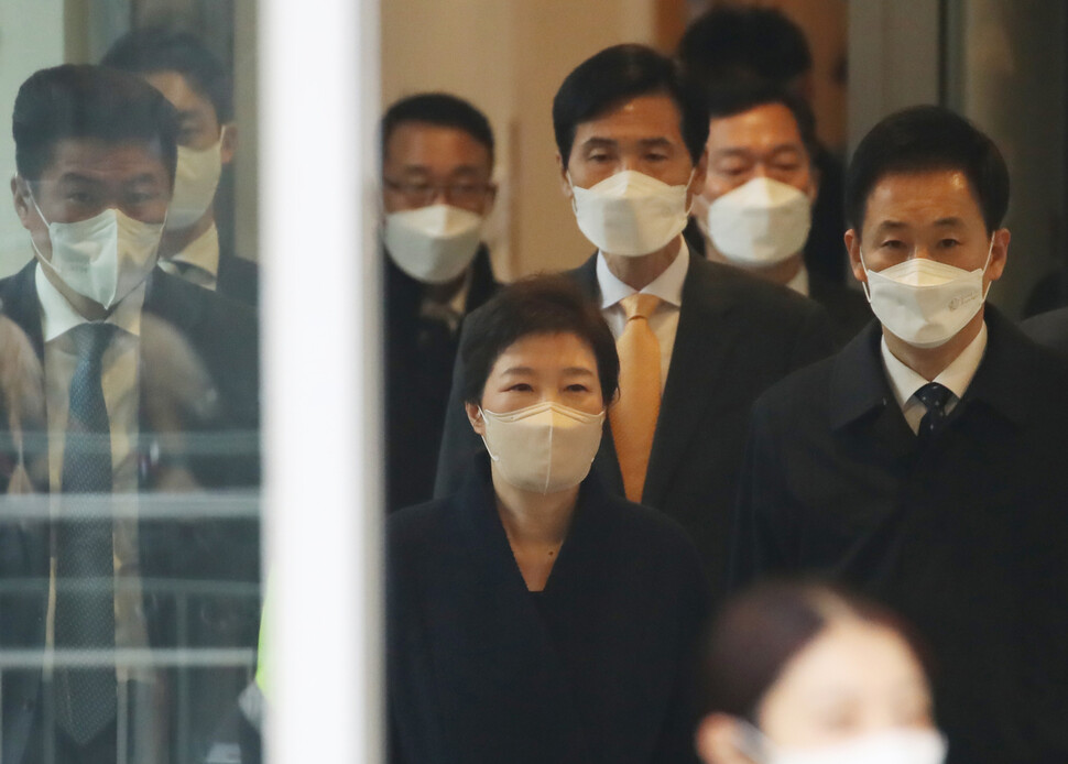 박근혜 전 대통령이 24일 오전 서울 강남구 삼성서울병원에서 퇴원하고 있다. 박 전 대통령은 지난해 12월 특별사면을 받아 석방된 후 삼성서울병원에서 입원치료를 받아왔다. 공동취재사진