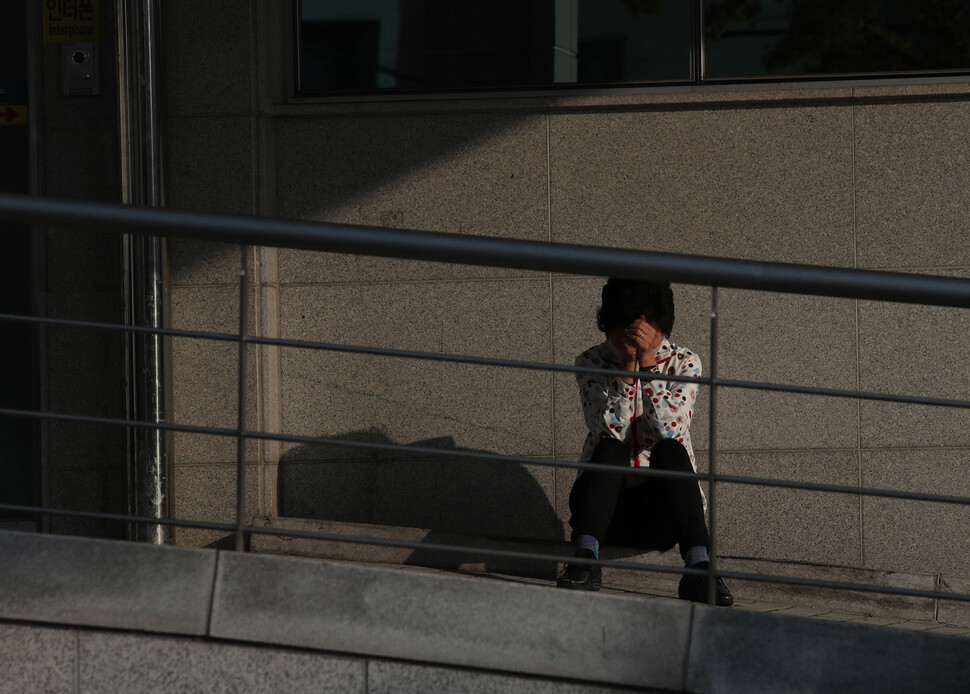 30일 오전 서울 용산구 순천향대병원 응급실 앞에서 한 여성이 실종된 자녀를 찾지 못한 채 주저 앉아 고개를 숙이고 있다. 백소아 기자 thanks@hani.co.kr