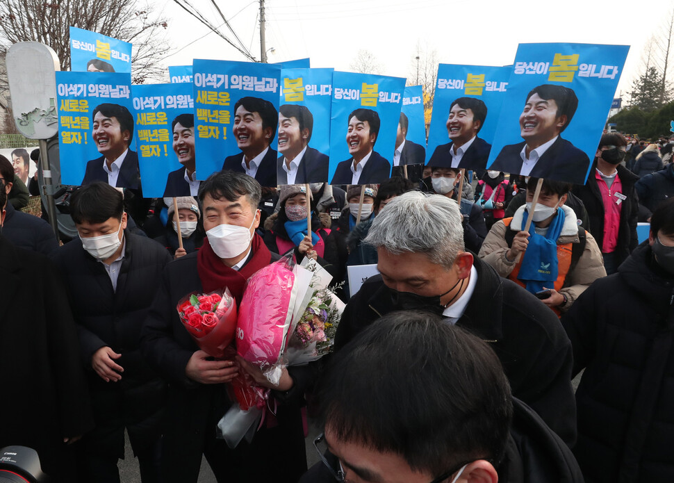 이석기 전 통합진보당 의원이 24일 오전 지지자들에 둘러싸여 차량으로 향하고 있다. 대전/박종식 기자