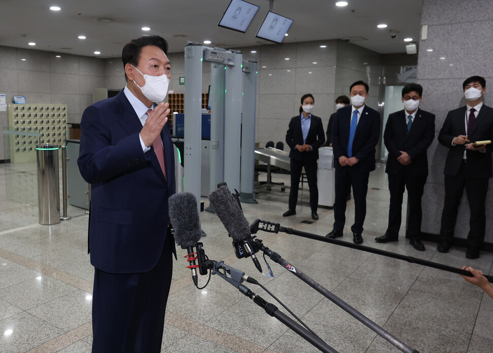 윤석열 대통령이 9일 오전 용산 대통령실 청사로 출근하며 취재진의 질문에 답하고 있다. 연합뉴스