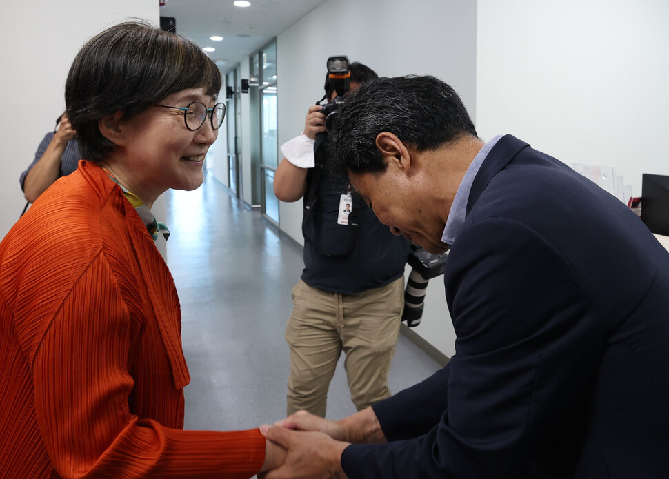 권태선 방송문화진흥회(방문진) 이사장(왼쪽)이 11일 오후 서울 상암동 방문진 사무실에서 직원들과 인사를 하고 있다. 백소아 기자