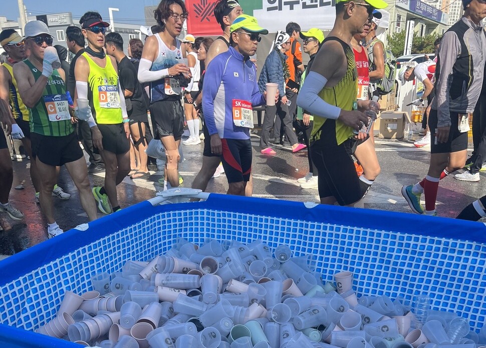 마라톤 대회 참여자들이 다회용컵을 사용하고 있다. 그린업 제공