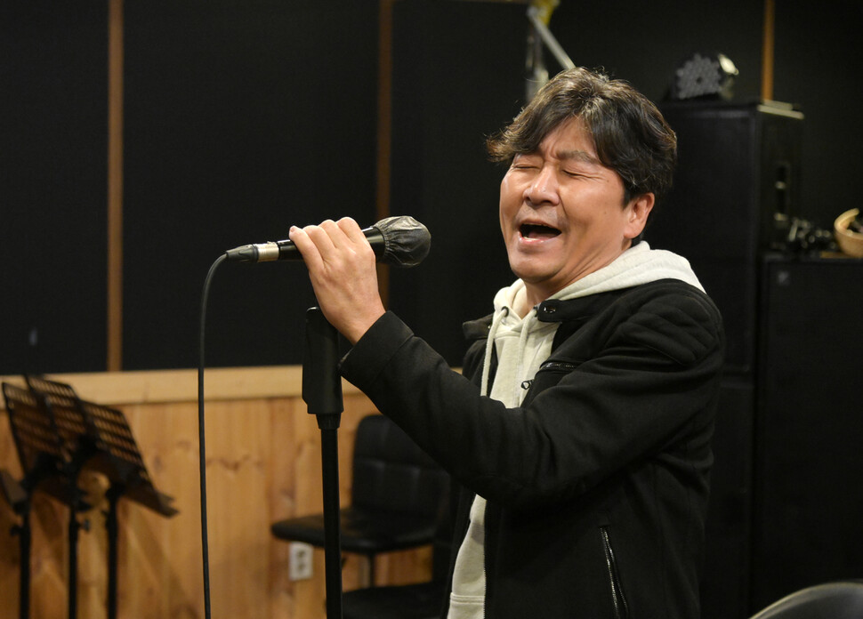 가수 이정석이 지난 11일 서울 강남의 한 연습실에서 리허설을 하고 있다. 마포문화재단 제공