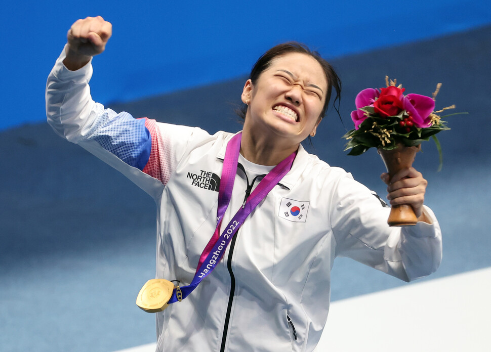 7일 중국 항저우 빈장체육관에서 열린 항저우 아시안게임 배드민턴 여자 단식 결승에서 금메달을 획득한 한국 안세영이 기뻐하고 있다. 항저우/연합뉴스