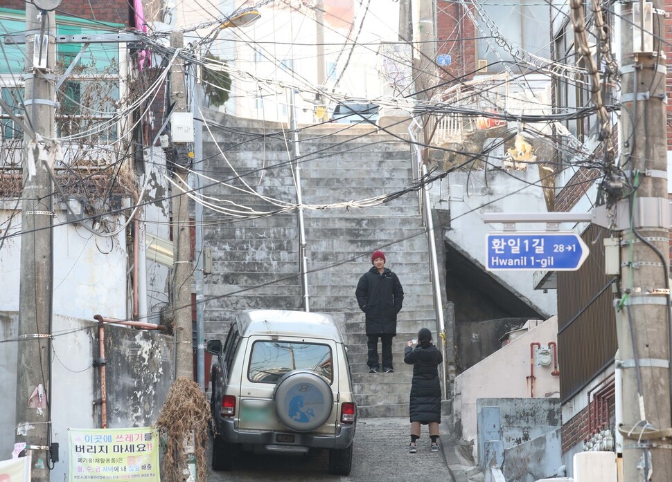 영화 ‘기생충’이 제92회 아카데미 시상식 작품상을 포함한 4관왕을 차지한 가운데 11일 오전 서울 마포구의 영화 촬영현장이었던 ‘돼지쌀슈퍼’ 일대에서 미국인 관광객들이 기념사진을 찍고 있다. 한국여행 중이었던 이들은 ‘기생충’의 수상 소식을 듣고 장소를 찾았다고 말했다. 백소아 기자