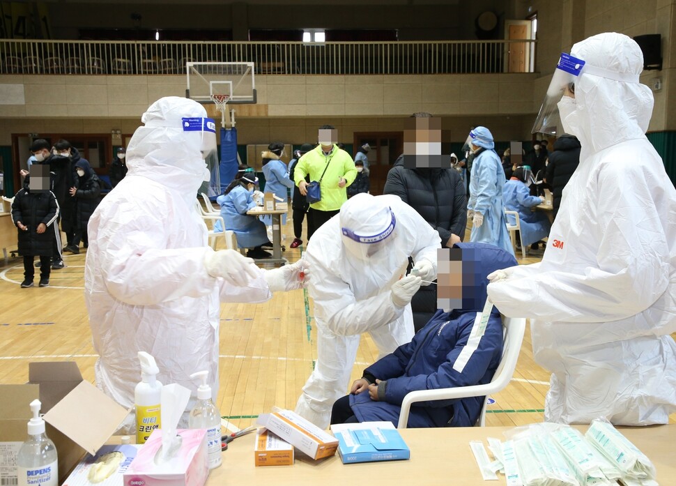 충북 충주시의 한 초등학교 선별 진료소에서 학생과 시민 등이 코로나19 진단 검사를 받고 있다.