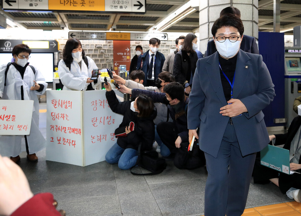 인수위 사회문화복지분과 임이자 간사가 29 오전 경복궁역에서 장애인 이동권 시위 관련 대표자 면담을 하기위해 회의실로 들어가고 있다. 공동취재사진