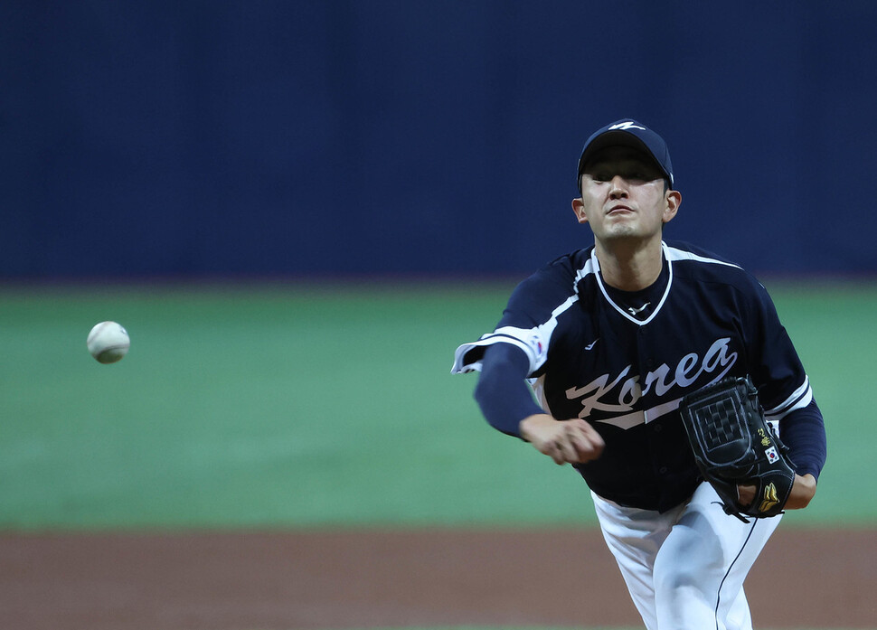 2023 세계야구클래식(WBC) 한국 대표팀 고영표가 3일 오후 서울 구로구 고척 스카이돔에서 열린 세계야구클래식(WBC) 에스에스지(SSG) 랜더스 퓨처스 팀과의 연습경기에 선발로 등판해 공을 던지고 있다. 연합뉴스