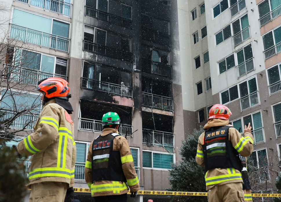 성탄절인 25일 새벽 서울 도봉구의 한 고층 아파트에서 불이 나 2명이 숨지고 29명이 다쳤다. 사진은 이날 사고 현장의 모습. 연합뉴스