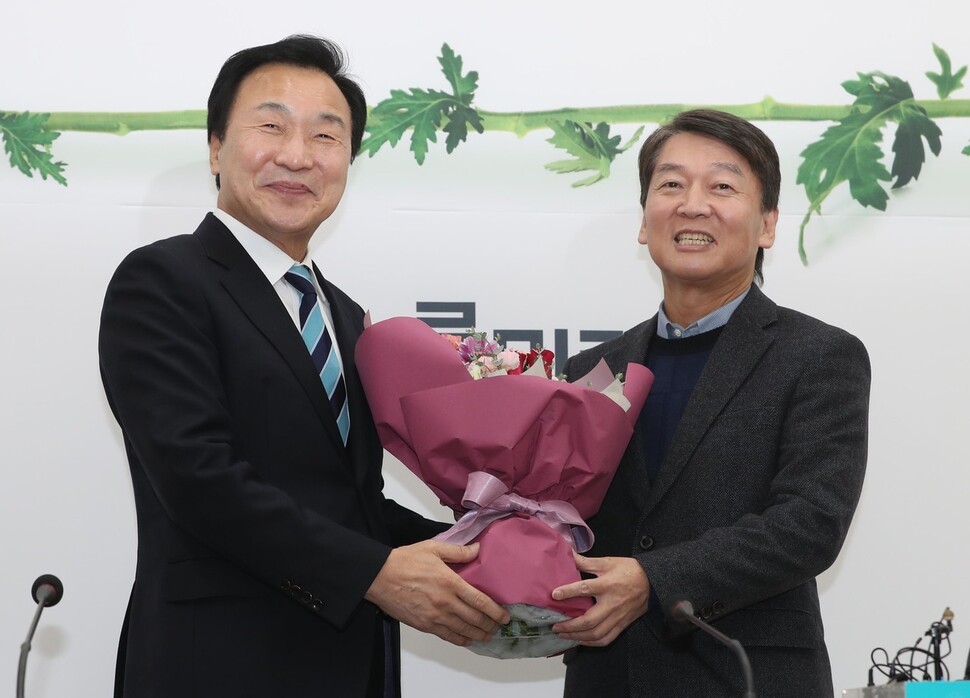 바른미래당 손학규 대표(왼쪽)가 27일 국회에서 안철수 전 의원에게 꽃다발을 선물하고 있다. 박종식 기자 anaki@hani.co.kr