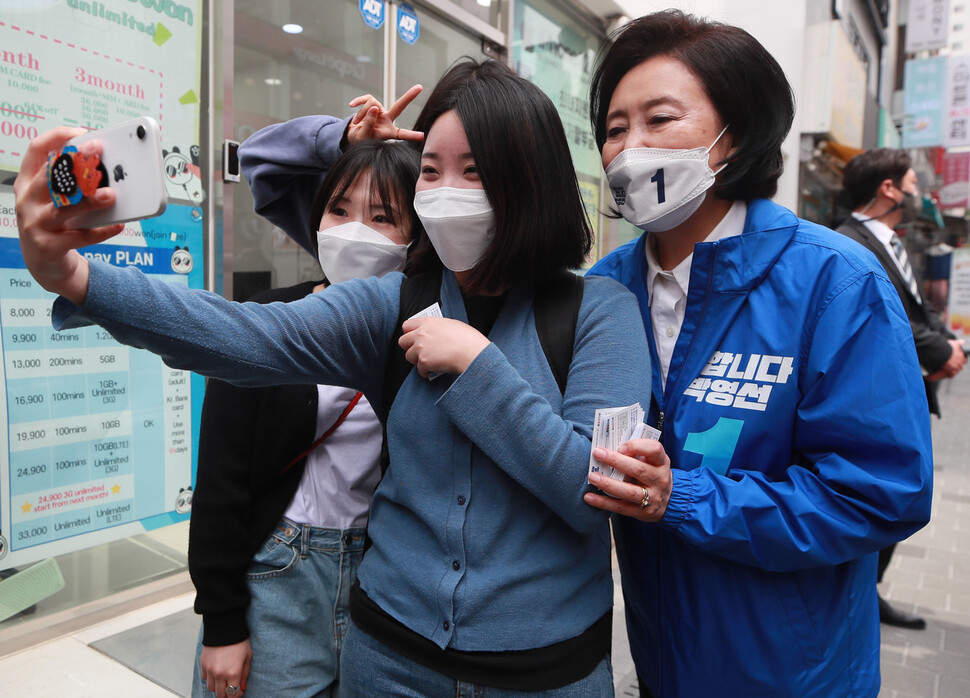 박영선 더불어민주당 서울시장 후보가 26일 서울 서대문구 이화여자대학교 정문 인근에서 학생들과 셀카를 촬영하고 있다. 공동취재사진