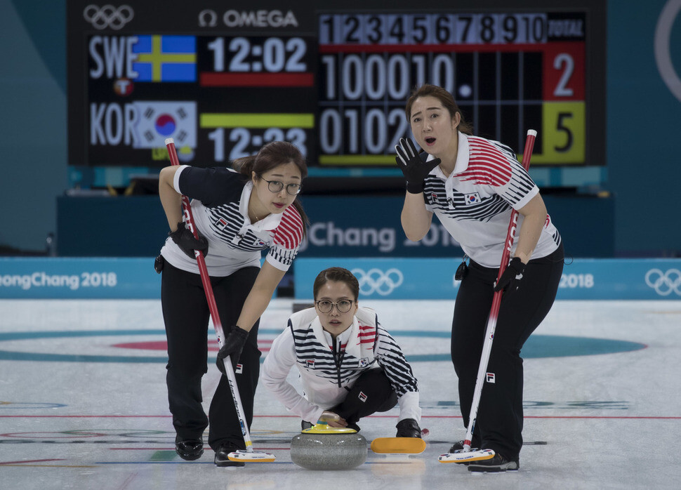 ‘2018 평창 겨울올림픽’ 여자 컬링 한국 대 스웨덴 예선 경기가 열린 19일 오전 강원도 강릉시 강릉컬링센터에서 한국의 김선영(왼쪽부터)